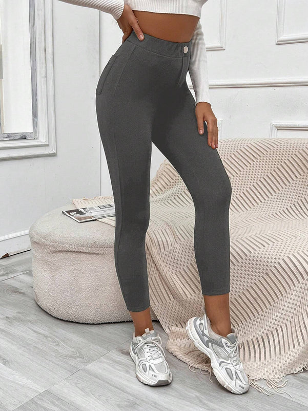 EZwear Pantalones negros ajustados con detalle de botones, bolsillos parchados