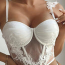 Sujetador blanco bordado ajustado con soporte trasero y realce para escote visible a traves de la ropa