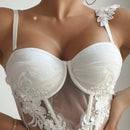 Sujetador blanco bordado ajustado con soporte trasero y realce para escote visible a traves de la ropa