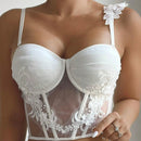 Sujetador blanco bordado ajustado con soporte trasero y realce para escote visible a traves de la ropa