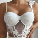 Sujetador blanco bordado ajustado con soporte trasero y realce para escote visible a traves de la ropa