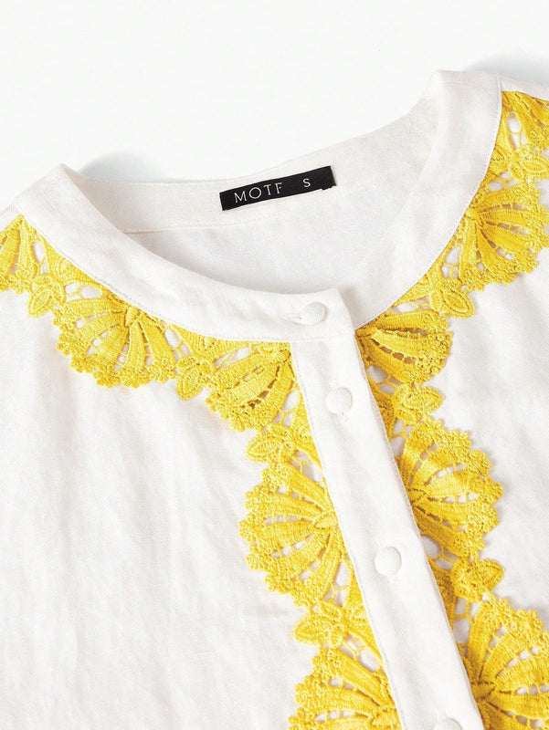 MOTF PREMIUM BLUSA DE MANGA CORTA CON MEDIA TAPETA DE BOTONES Y DETALLES DE ENCAJE EN CONTRASTE