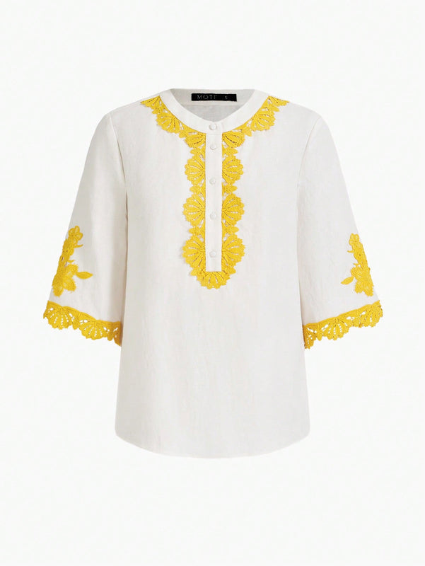 MOTF PREMIUM BLUSA DE MANGA CORTA CON MEDIA TAPETA DE BOTONES Y DETALLES DE ENCAJE EN CONTRASTE