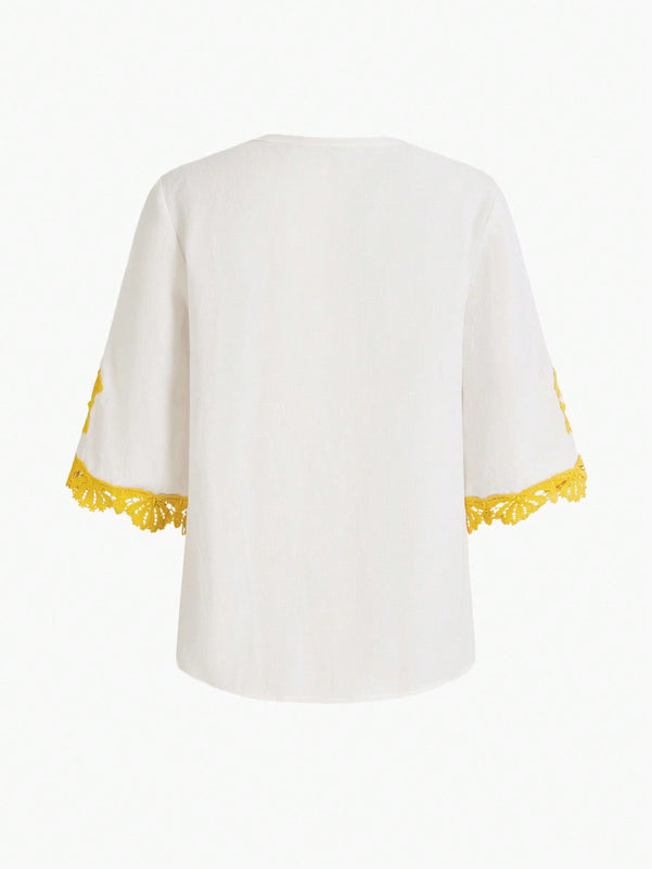 MOTF PREMIUM BLUSA DE MANGA CORTA CON MEDIA TAPETA DE BOTONES Y DETALLES DE ENCAJE EN CONTRASTE