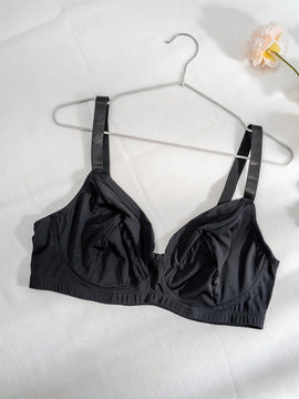 Romantico sujetador negro con tirantes delgados y sin relleno en el pecho