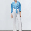 Camisa elegante para el trabajo de mujer en azul con lazo