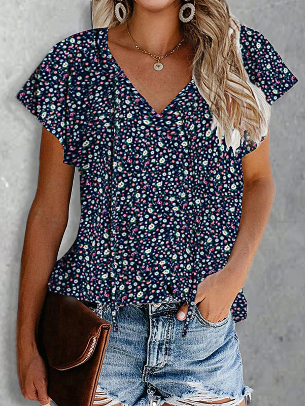 Nueva blusa casual de estilo vacacional para mujeres con cuello en V con estampado floral al azar y ribete de volantes