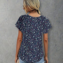 Nueva blusa casual de estilo vacacional para mujeres con cuello en V con estampado floral al azar y ribete de volantes