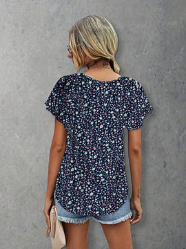 Nueva blusa casual de estilo vacacional para mujeres con cuello en V con estampado floral al azar y ribete de volantes
