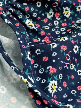 Nueva blusa casual de estilo vacacional para mujeres con cuello en V con estampado floral al azar y ribete de volantes