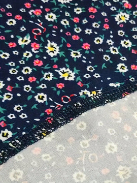 Nueva blusa casual de estilo vacacional para mujeres con cuello en V con estampado floral al azar y ribete de volantes