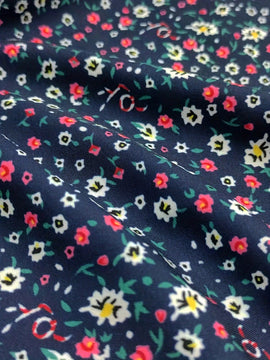 Nueva blusa casual de estilo vacacional para mujeres con cuello en V con estampado floral al azar y ribete de volantes