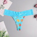 Mujeres, ropa interior sexy y linda, tanga con encaje de contraste y estampado de frutas en color azul