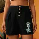 Frida Kahlo X  Shorts de mujer de pliegues doblados y abotonadura simple con impresion de letras y personajes, ideales para verano