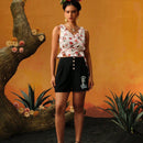 Frida Kahlo X  Shorts de mujer de pliegues doblados y abotonadura simple con impresion de letras y personajes, ideales para verano