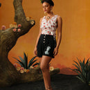 Frida Kahlo X  Shorts de mujer de pliegues doblados y abotonadura simple con impresion de letras y personajes, ideales para verano