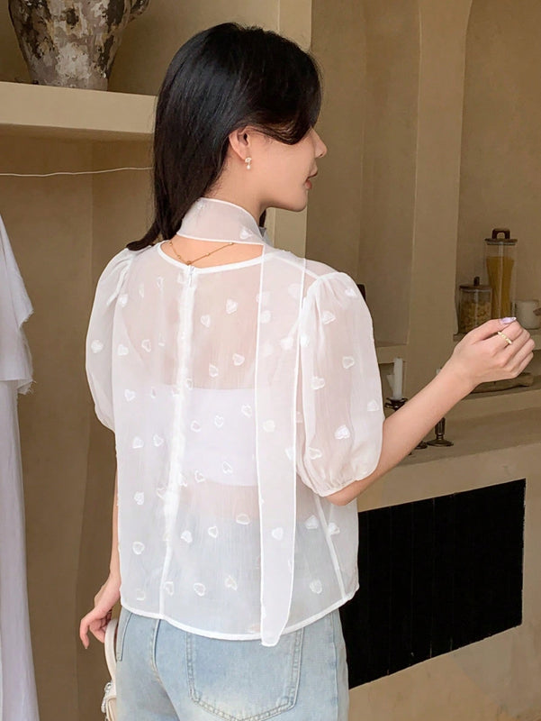 DAZY Camisa ajustada de manga corta de cuello redondo con corazon y cremallera para mujer, con corbata de drapeado