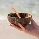 Conjunto de cuencos de cáscara de coco con cucharas de madera: Perfecto para ensaladas, postres y más - Incluye dos cuencos y dos cucharas.