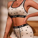 Conjunto de sostenes y bragas para mujeres con detalle de letra y estampado de corazones