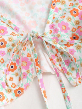 MOD Camisa floral diminuta con nudo delantero y dobladillo con volantes para mujeres en vacaciones