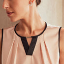 MOTF Classy Blusa sin mangas con detalle de orificio en el cuello, ribete de contraste y pliegues plegados