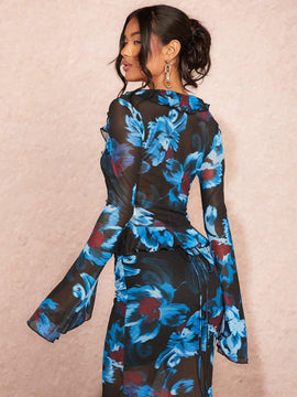 Top de mujer de festival de primavera con malla transparente con patron floral, mangas acampanadas con volantes y tiras cruzadas ajustadas y elasticas