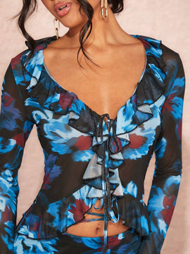 Top de mujer de festival de primavera con malla transparente con patron floral, mangas acampanadas con volantes y tiras cruzadas ajustadas y elasticas