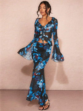 Top de mujer de festival de primavera con malla transparente con patron floral, mangas acampanadas con volantes y tiras cruzadas ajustadas y elasticas