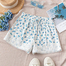 WYWH Shorts casuales de flores azules con base blanca y dobladillo de encaje para mujeres de vacaciones, perfectos para te por la tarde y actividades de ocio