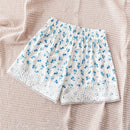 WYWH Shorts casuales de flores azules con base blanca y dobladillo de encaje para mujeres de vacaciones, perfectos para te por la tarde y actividades de ocio