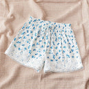 WYWH Shorts casuales de flores azules con base blanca y dobladillo de encaje para mujeres de vacaciones, perfectos para te por la tarde y actividades de ocio