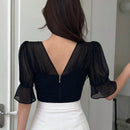 DAZY Blusa para mujer con mangas acampanadas y contraste de malla transparente en la cintura