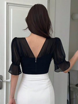 DAZY Blusa para mujer con mangas acampanadas y contraste de malla transparente en la cintura