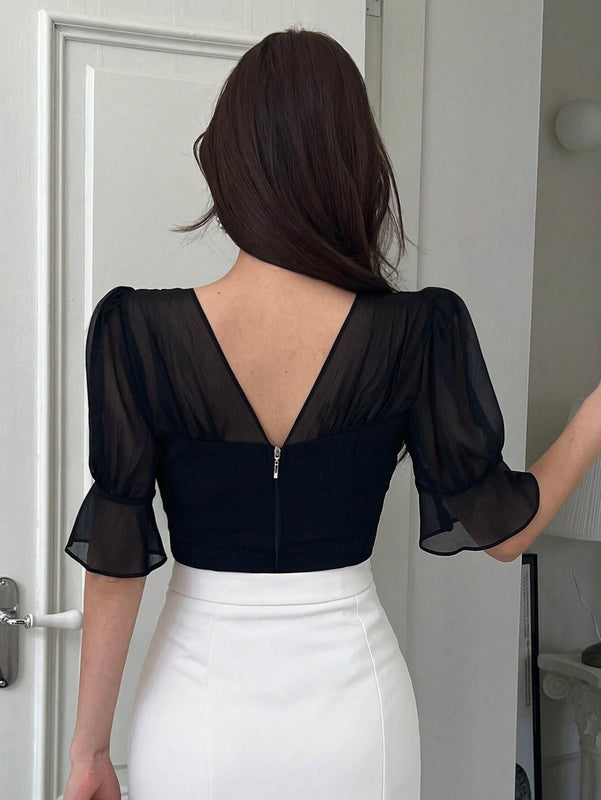 DAZY Blusa para mujer con mangas acampanadas y contraste de malla transparente en la cintura