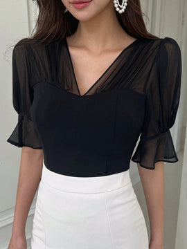 DAZY Blusa para mujer con mangas acampanadas y contraste de malla transparente en la cintura