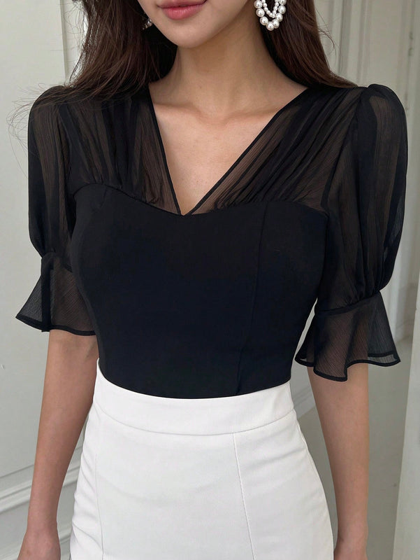 DAZY Blusa para mujer con mangas acampanadas y contraste de malla transparente en la cintura