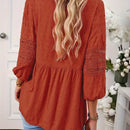 LUNE Camisa primavera/verano casual de mujer con cortes florales, pompon y contraste de encaje