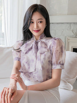 DAZY Blusa para damas de gasa con estampado y cuello de lazo de borlas
