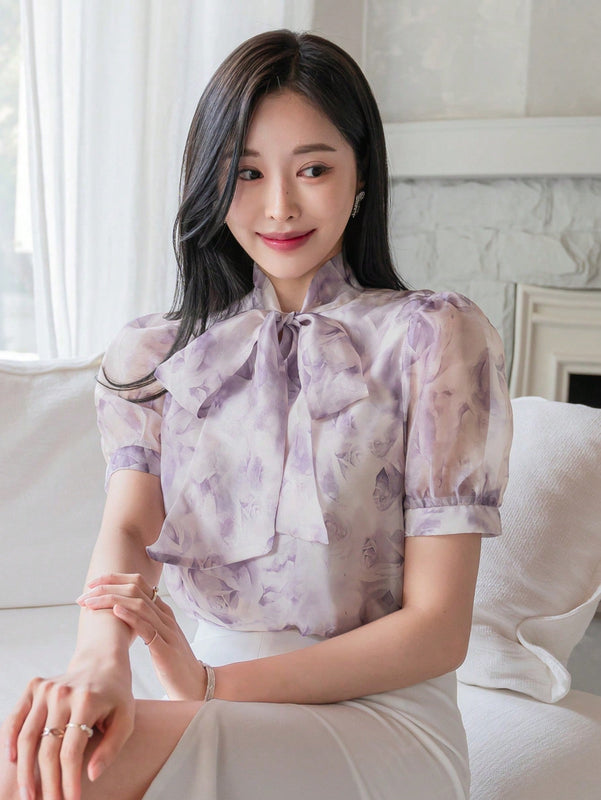 DAZY Blusa para damas de gasa con estampado y cuello de lazo de borlas