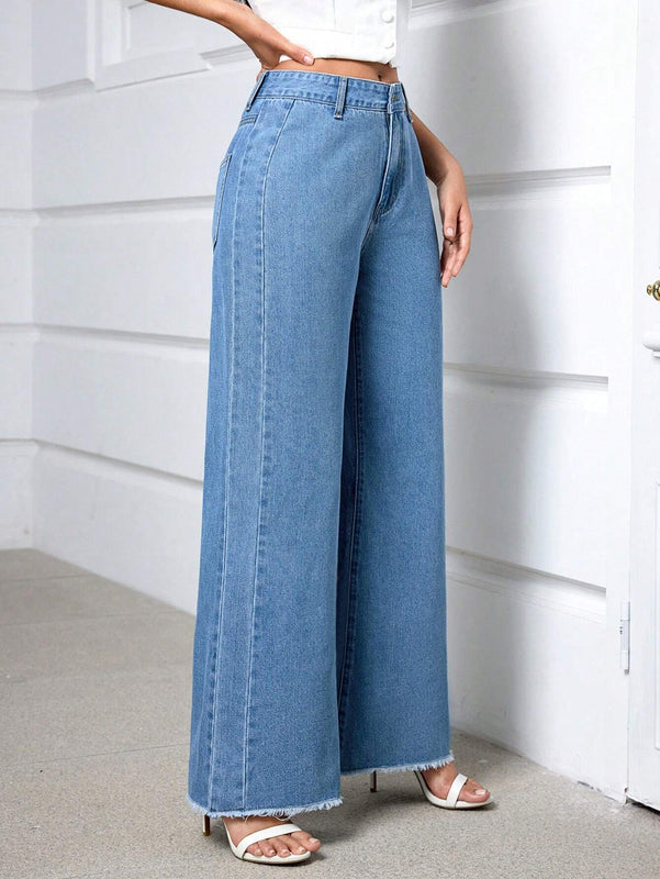 Essnce Jeans de mezclilla para mujer de unicolor con bordes deshilachados, bolsillos laterales y cierre de boton