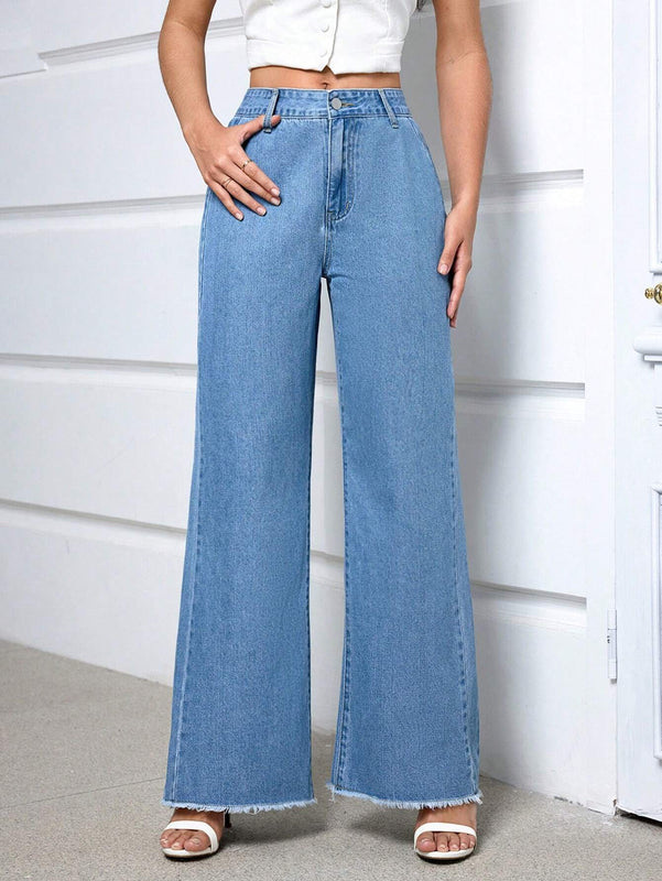 Essnce Jeans de mezclilla para mujer de unicolor con bordes deshilachados, bolsillos laterales y cierre de boton