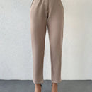 Pantalones zanahoria con bolsillo oblicuo liso