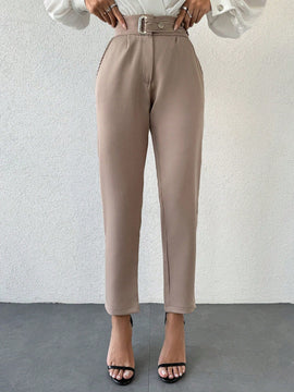 Pantalones zanahoria con bolsillo oblicuo liso