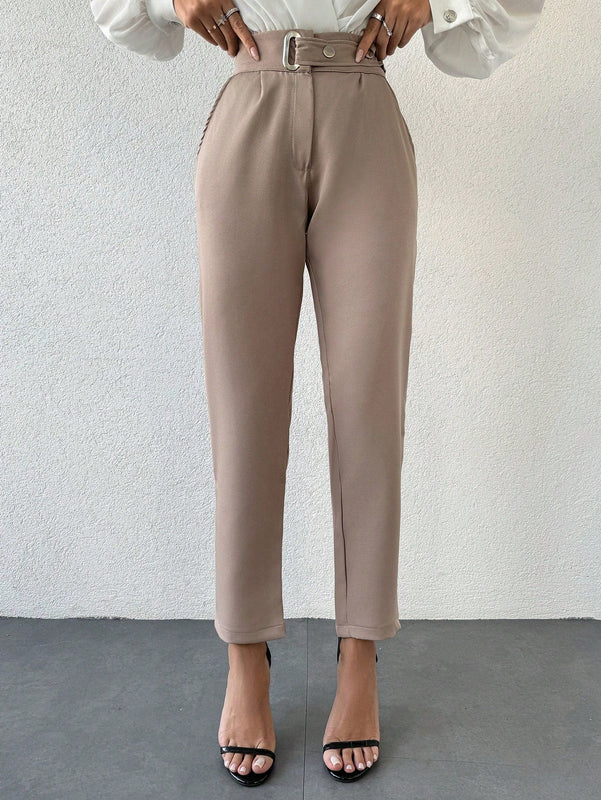 Pantalones zanahoria con bolsillo oblicuo liso