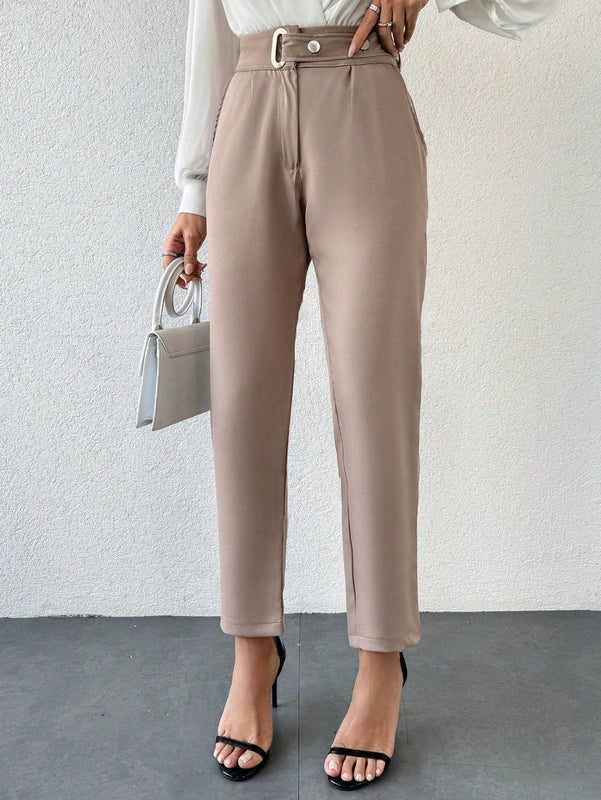 Pantalones zanahoria con bolsillo oblicuo liso