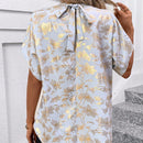 Clasi Blusa elegante para mujer con base azul, mangas murcielago dorado estampado, pequeno cuello alto con lazo en la espalda
