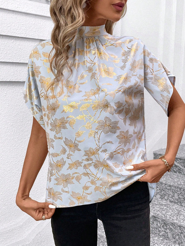 Clasi Blusa elegante para mujer con base azul, mangas murcielago dorado estampado, pequeno cuello alto con lazo en la espalda