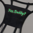 Tanga sexy de entrepierna abierta con impresion de letras brillantes en la noche