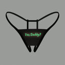 Tanga sexy de entrepierna abierta con impresion de letras brillantes en la noche