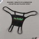 Tanga sexy de entrepierna abierta con impresion de letras brillantes en la noche